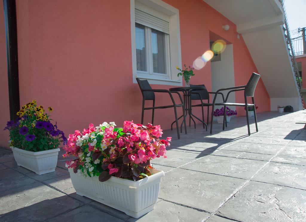 Apartments Tila Требине Екстериор снимка