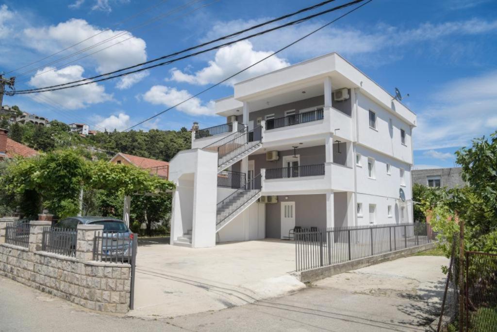Apartments Tila Требине Екстериор снимка