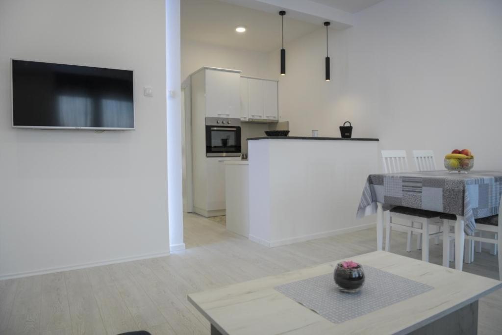 Apartments Tila Требине Екстериор снимка