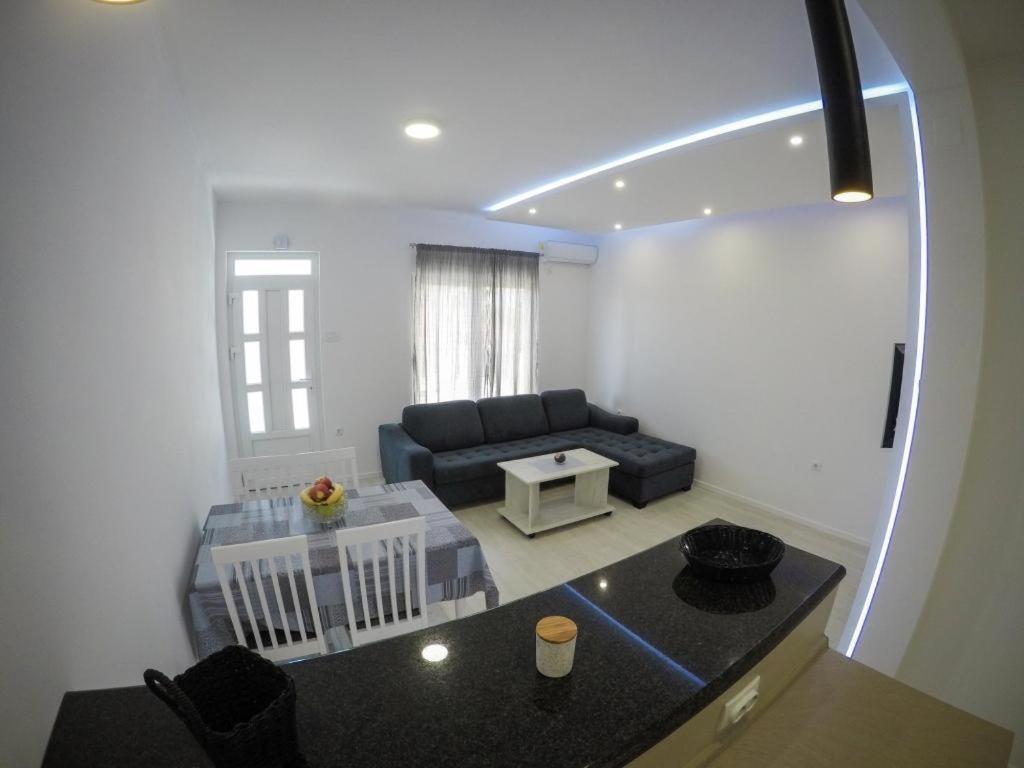 Apartments Tila Требине Екстериор снимка