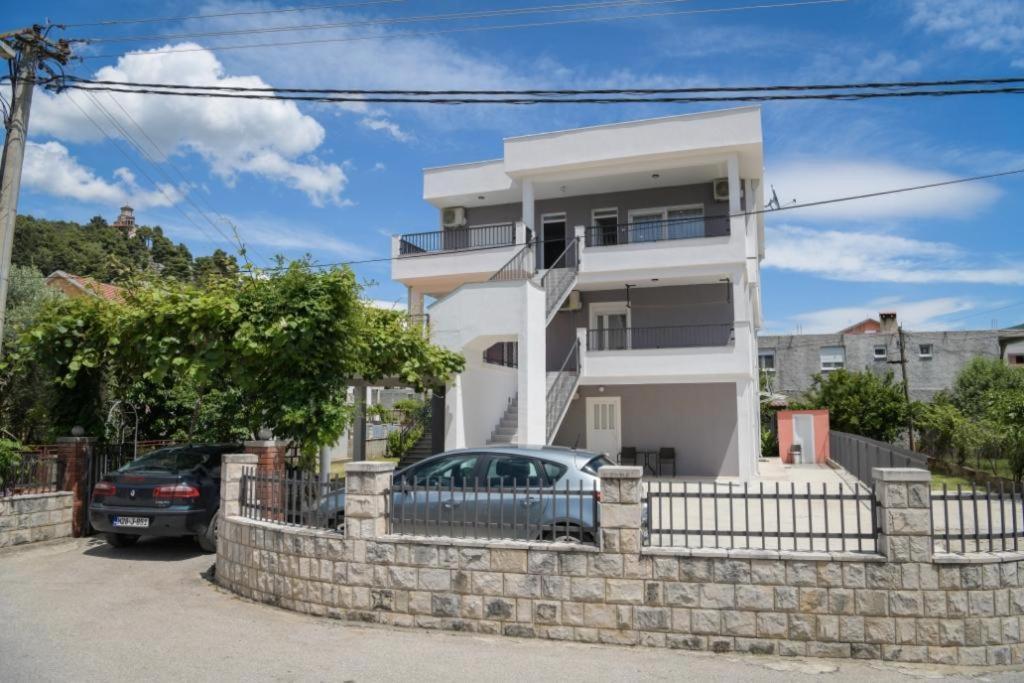 Apartments Tila Требине Екстериор снимка