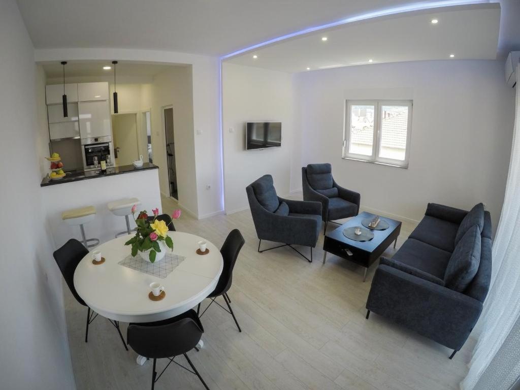 Apartments Tila Требине Екстериор снимка