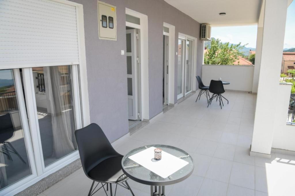 Apartments Tila Требине Екстериор снимка