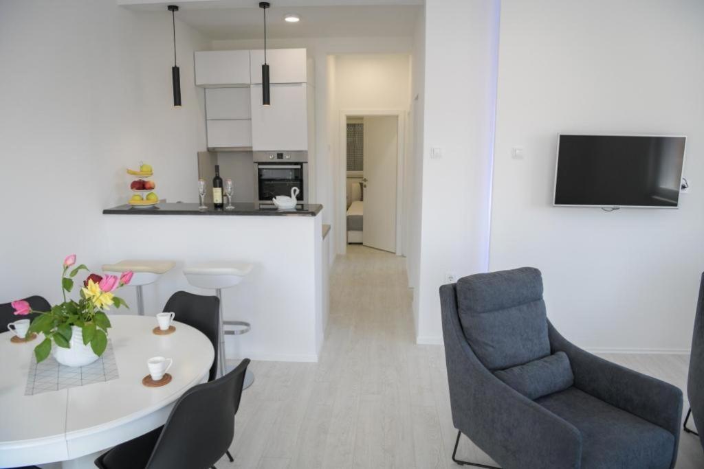 Apartments Tila Требине Екстериор снимка